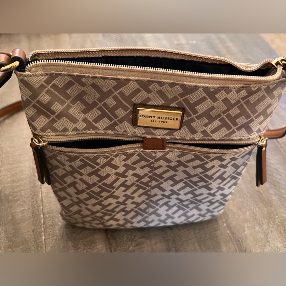 Tommy Hilfiger Crossbody EUC - Picture 6 of 11